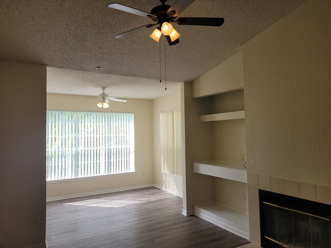 Building Photo - Wonderful 3rd floor 2 bedroom Condo!