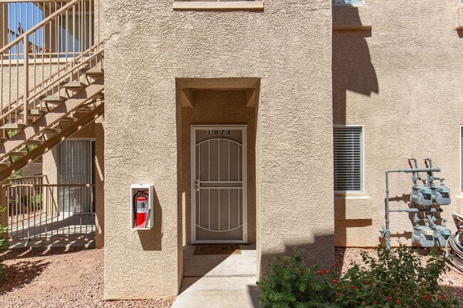 Building Photo - Move-in ready ground-floor 2 bed, 2 bath