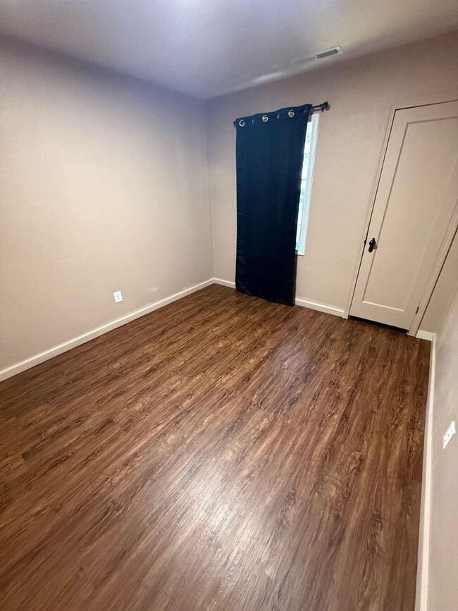 Building Photo - 2 Bed 1 Bath House