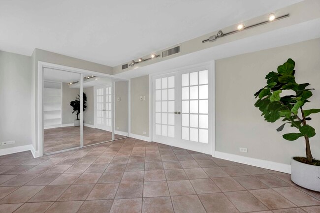 Building Photo - 1 E Schiller St