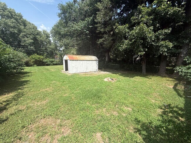 Building Photo - 1531 E Talmage St