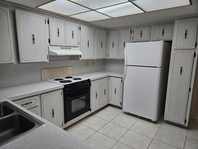 Building Photo - 7904 NW 70th Ct