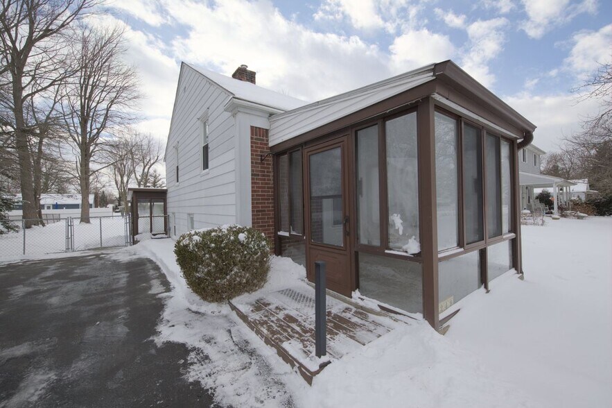 Building Photo - 9249 Whitall Ln