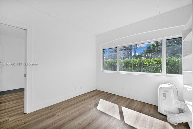 Building Photo - 820 E Cypress Ln