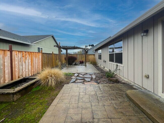 Building Photo - 1434 Leaf Ln