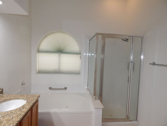 Building Photo - 3 Bedrooms 2 Bathrooms close to Sabino Canyon