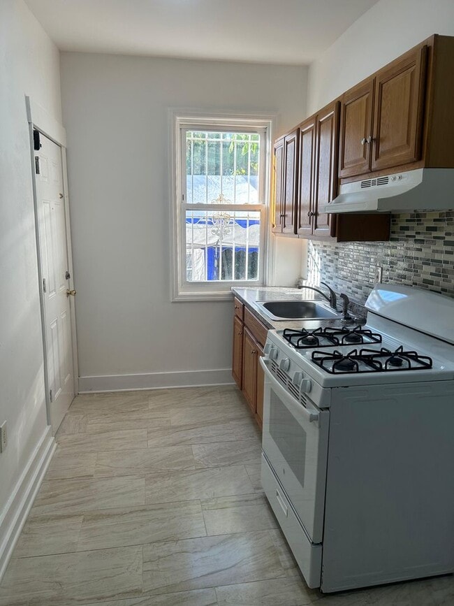 Building Photo - 52 2nd St