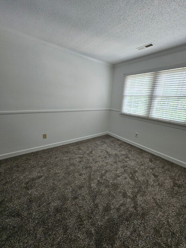 Building Photo - Townhome in Greensboro!