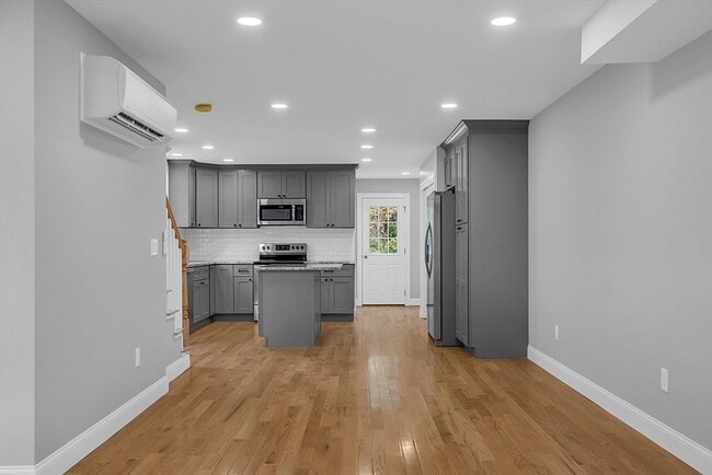 Building Photo - 74 Smith St