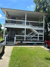 Building Photo - Spacious 3BD with Off Street Parking