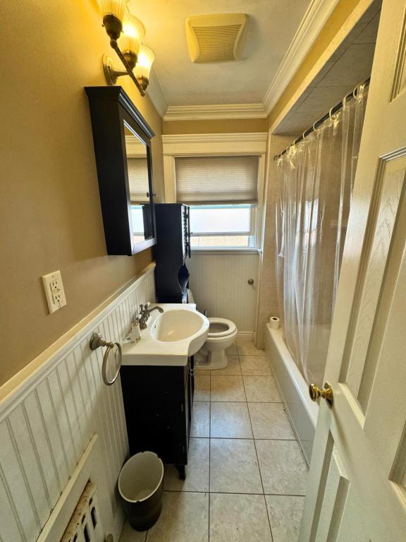 Building Photo - 11-02 Charles St