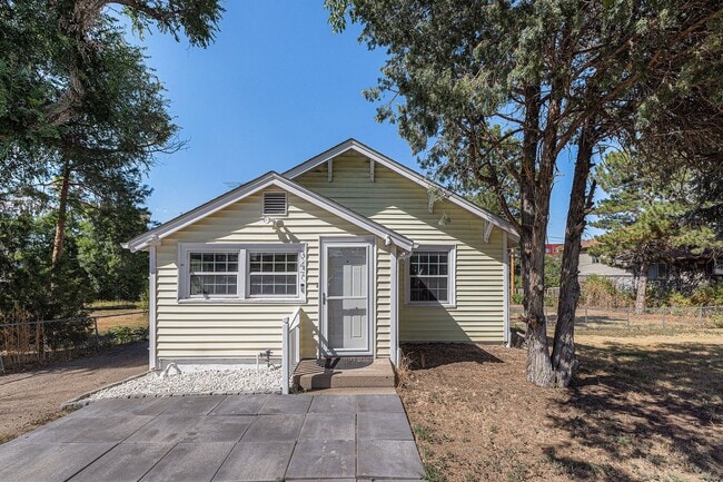 Building Photo - Charming 4Bed/2Bath with Two Huge Backyard