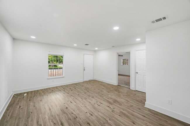 Building Photo - 1501 Maiden Ln