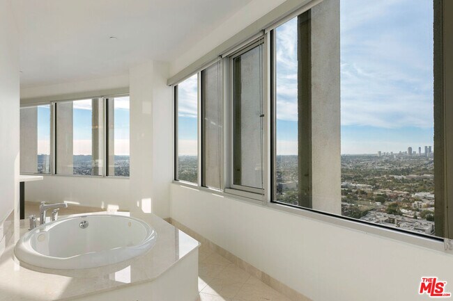 Building Photo - 5670 Wilshire Blvd