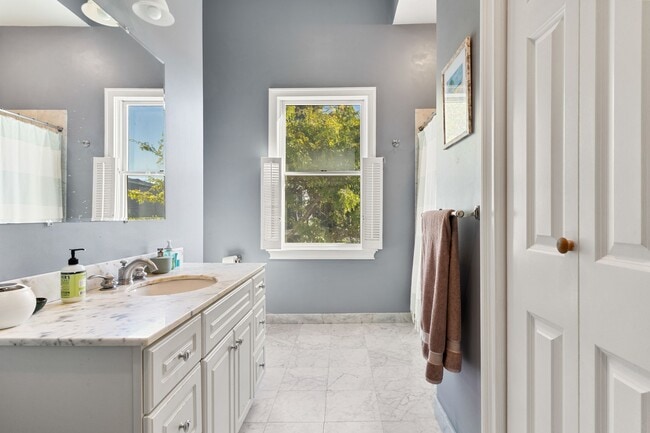 Building Photo - 67 Gates St