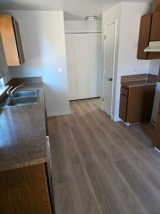 Building Photo - West Olympia 3bdr 1.5bath Townhome w/ garage & parking & addtional office
