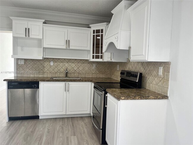 Building Photo - 3310 SW 82nd Ave