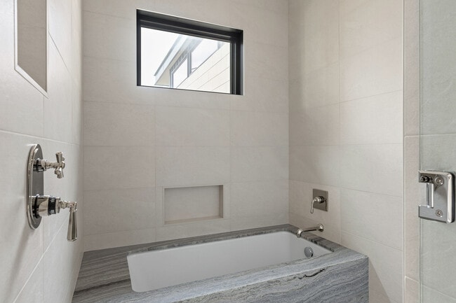 Building Photo - 1325 N Dewey Ave