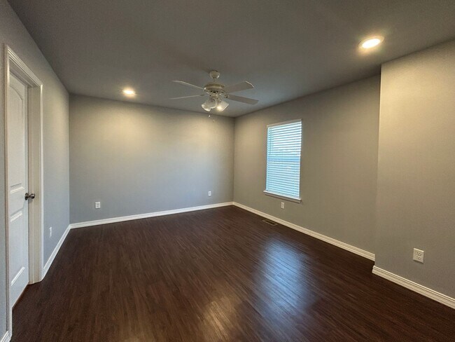 Building Photo - Townhouse with Garage - Minutes from Downtown Rogers