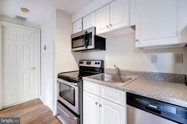 Building Photo - 204 S 17th St