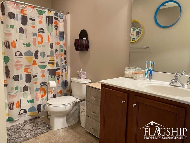 Building Photo - Gorgeous Townhouse in Grey Fox Run