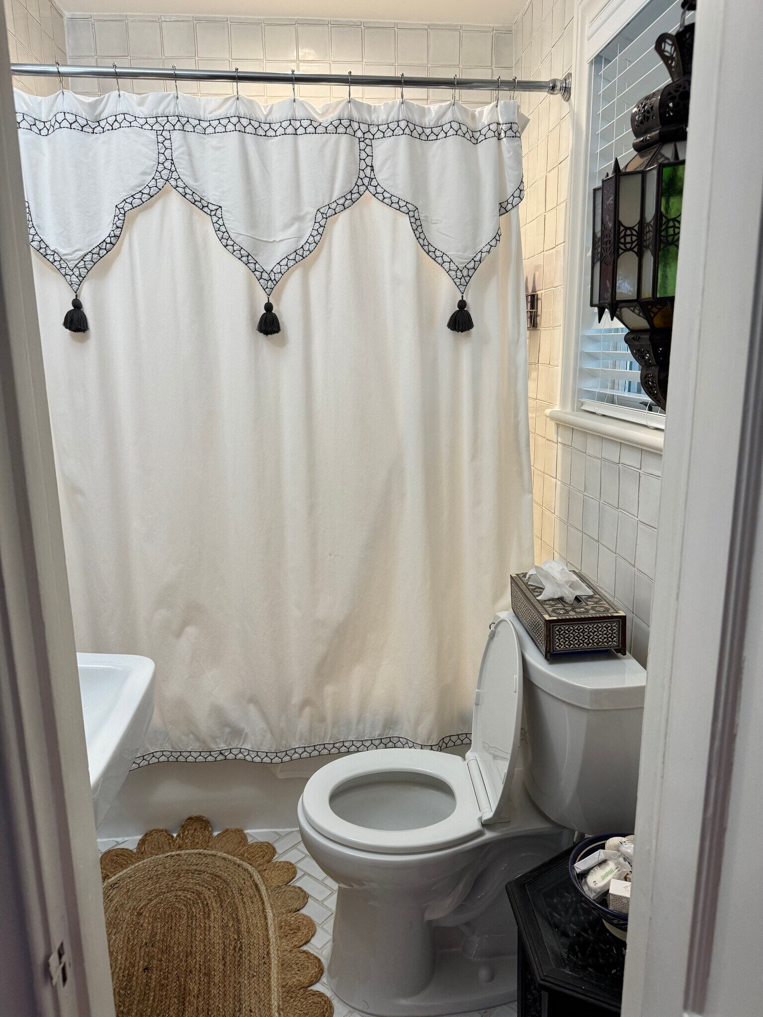 Bathroom with shower/tub - 213 E Lakewood Rd