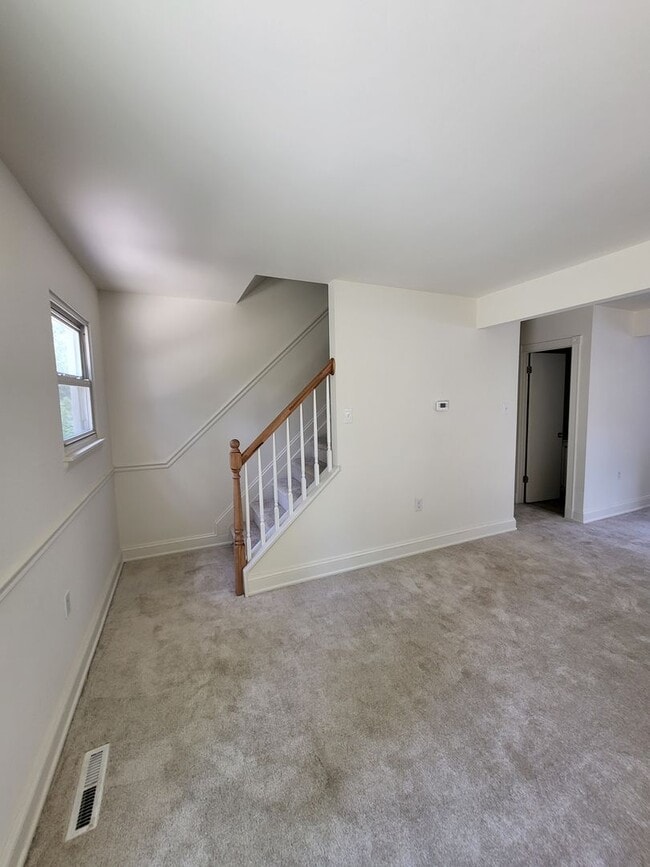 Building Photo - HUGE Yard and New Kitchen!
