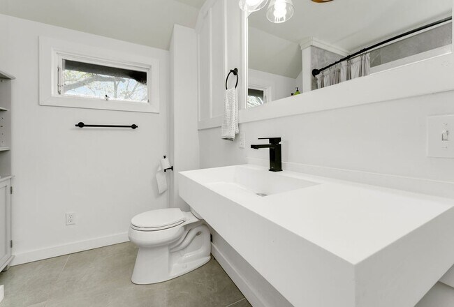 Building Photo - 1422 Benjamin St