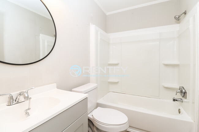 Building Photo - 623 S New Hope Rd