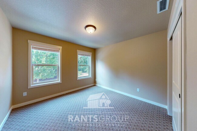 Building Photo - Beautifully upgraded townhome in a quiet L...