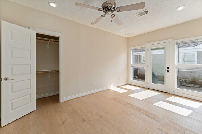 Building Photo - 2631 Persa St