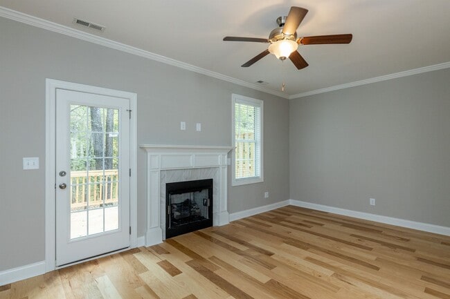 Building Photo - 3 bedroom/2.5 Bath End Unit Townhome in Ho...