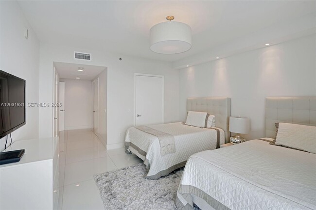 Building Photo - 2711 S Ocean Dr
