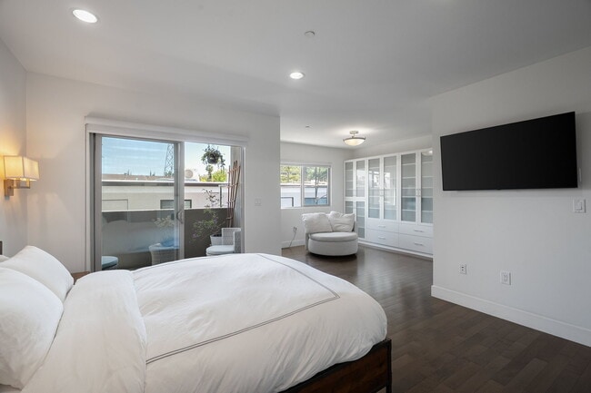 Building Photo - 11023 Fruitland Dr