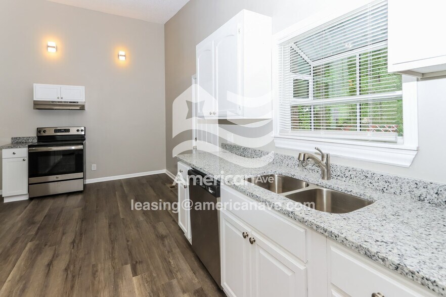 Building Photo - 300 Clairmont Dr