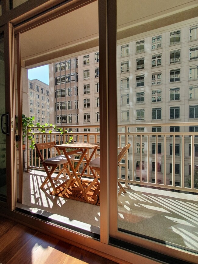 Building Photo - 888 N Quincy St