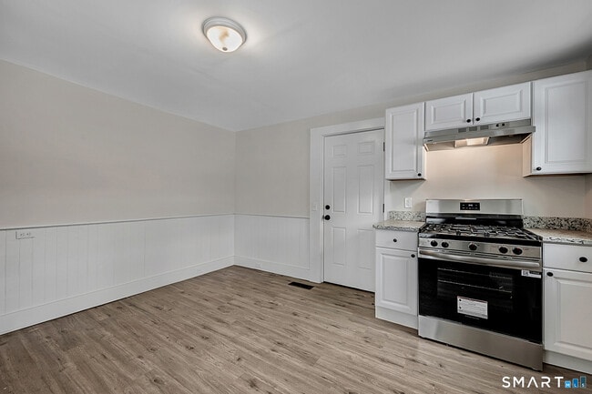 Building Photo - 8 Bancroft St