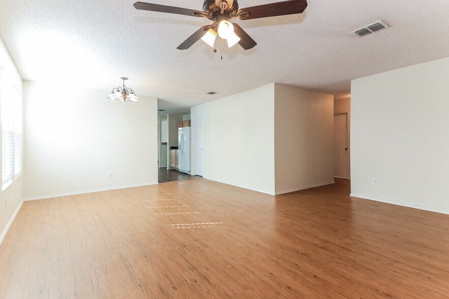 Building Photo - 8804 Seven Oaks Ln