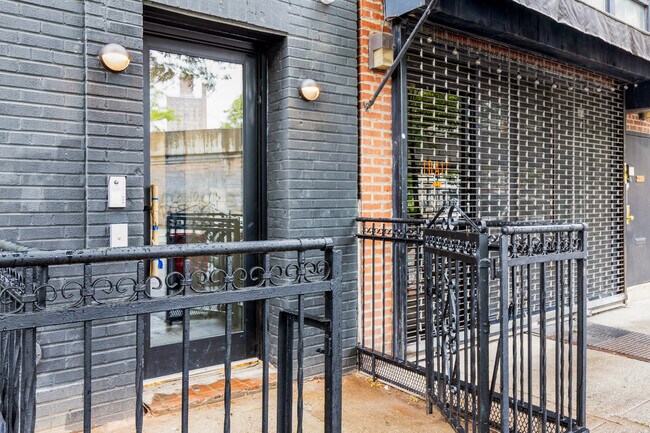 Building Photo - 227 S 4th St