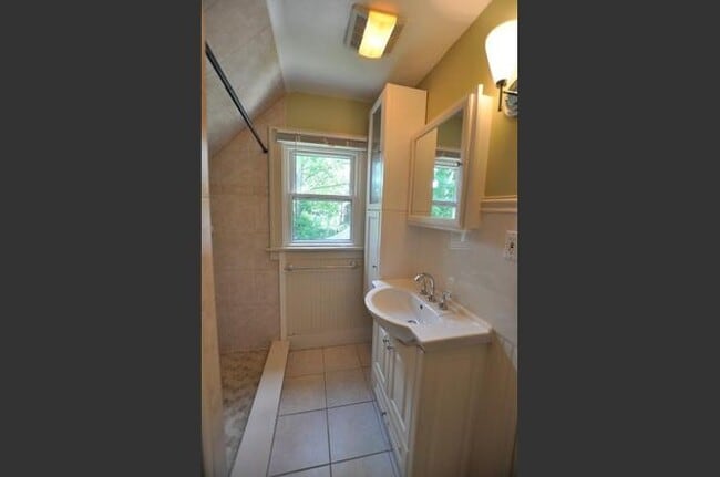 Building Photo - 921 Sylvan Ave