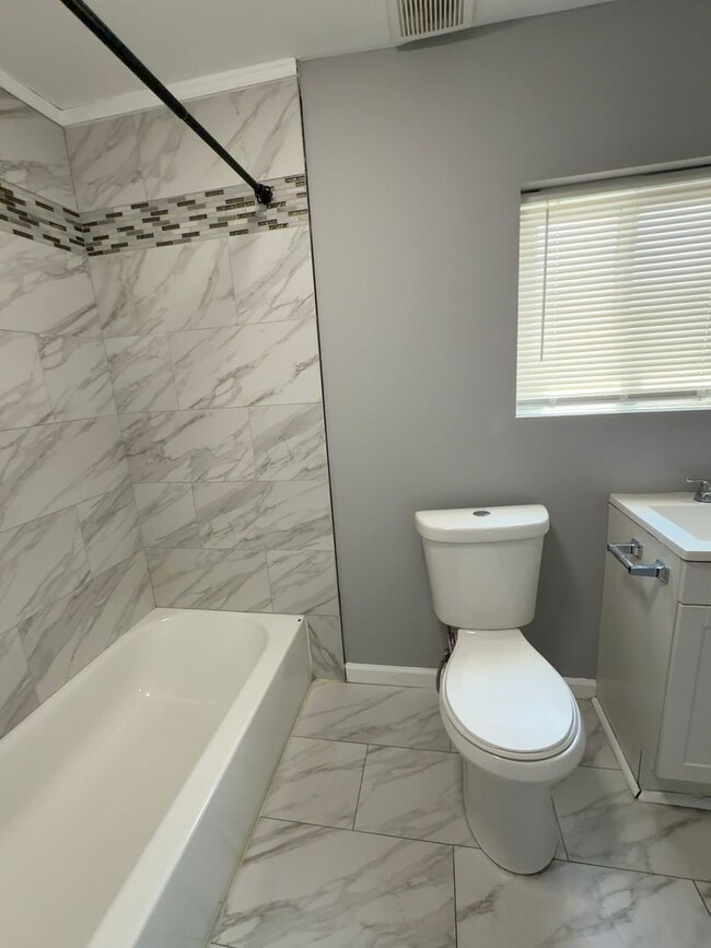Building Photo - 3 Bedroom Townhome in Pigtown