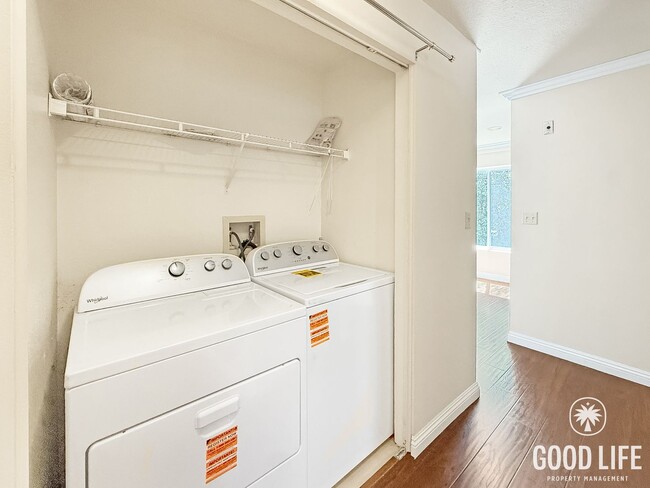 Building Photo - Modern Second-Story 2B/2BA in the Heart of San Diego with Resort-Style Amenities.