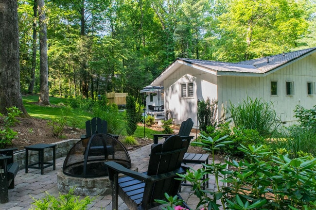 Building Photo - 2750 Holly Hill Dr
