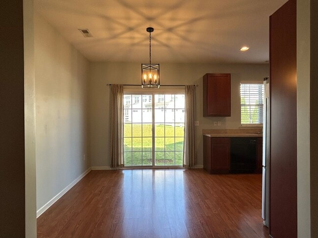 Building Photo - 941 Lansdowne Rd