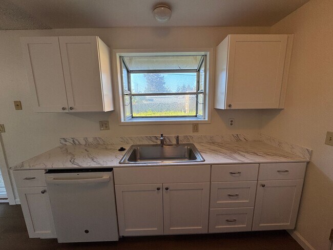 Building Photo - 3 Bedroom House in Waldport!