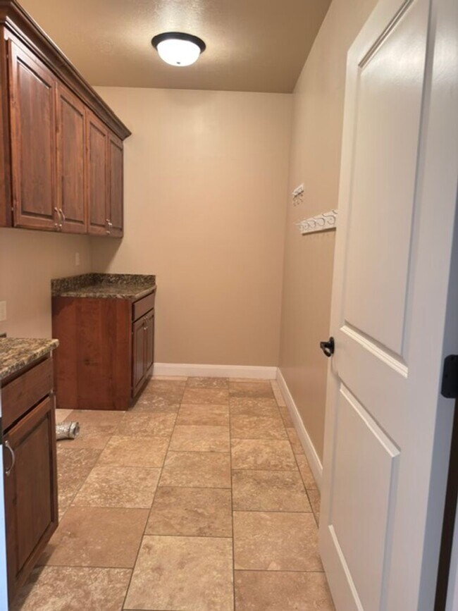 Building Photo - Gorgeous 6 Bedroom Home in Washington!