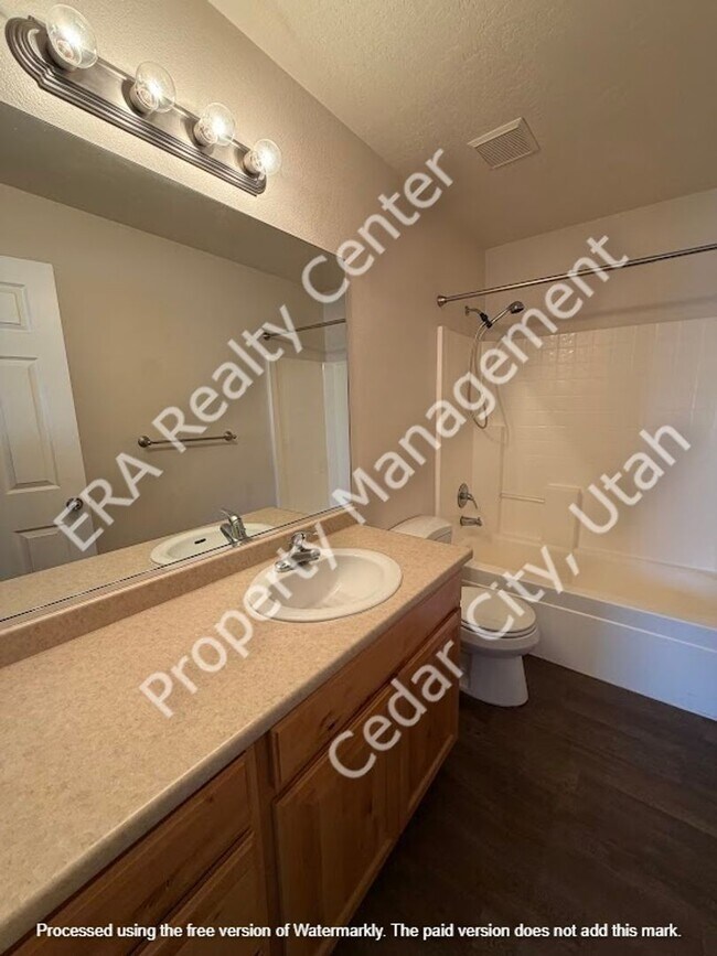 Building Photo - 3 bed 2 bath - Twin Home