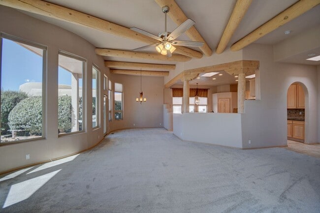 Building Photo - High Desert Custom Beauty 3 Bedroom 2 bath...