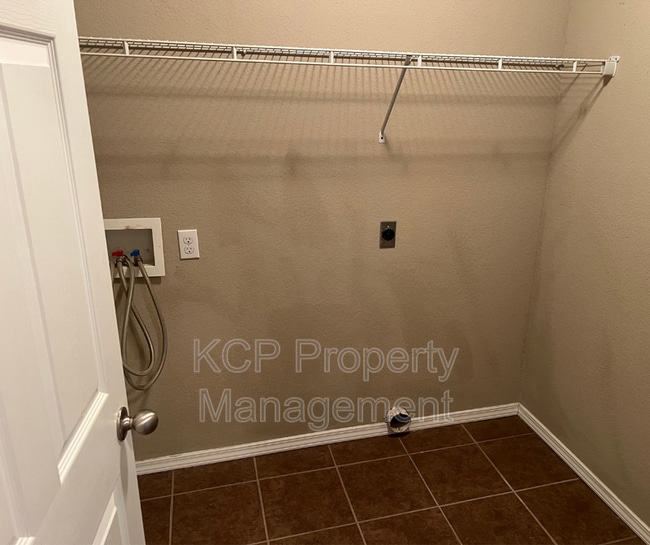 Building Photo - 221 Regency Dr