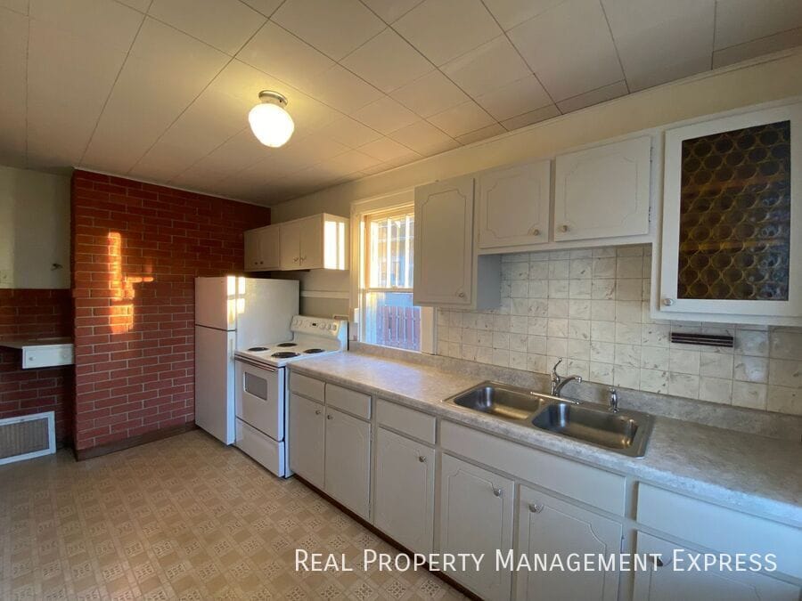 Building Photo - Gorgeous 4 bed 1 bath home